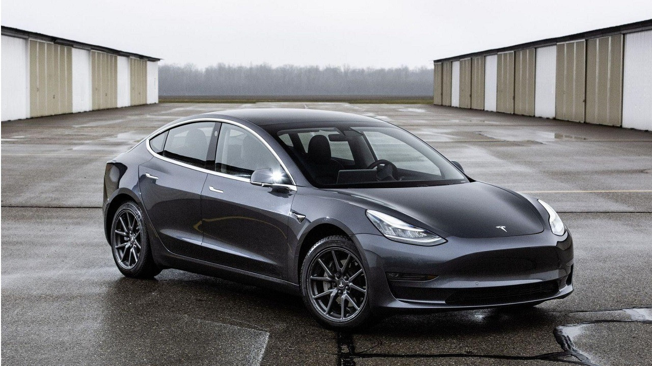 В Британии любители электрокаров предпочитают Tesla